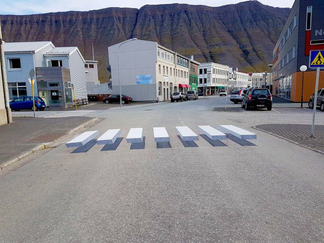 Vạch kẻ đường 3D ở Iceland: Những vạch kẻ đường 3D lạ đời nhất thế giới nhìn như đang treo lơ lửng trên mặt đường chính là ý tưởng của cố vấn môi trường Ralf Trylla - người đã từng nhìn thấy vạch kẻ như thế ở Ấn Độ. Ảnh genkcdn.
