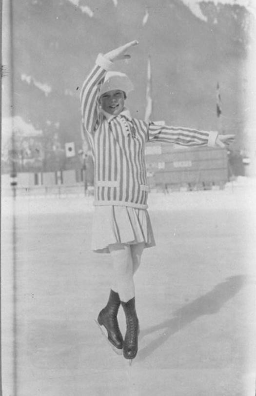 Vận động viên nhí người Na Uy Sonja Henie (11 tuổi) về cuối trong môn trượt băng nghệ thuật. Điều bất ngờ là Sonja Henie sau này đã trở thành một ngôi sao nổi tiếng Hollywood. Ảnh: The Sun.