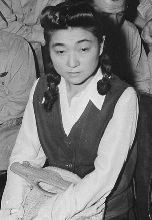 Tokyo Rose sinh ngày 4/7/1916 tại Los Angeles, Mỹ. Cha cô là một người Nhật nhập cư. Ảnh fbi.