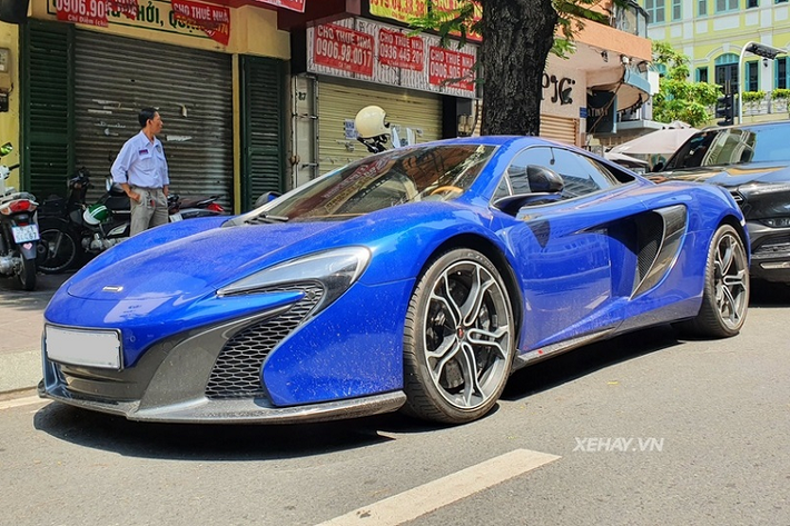 So với chiếc McLaren 650S Coupe tại Việt Nam đầu tiên, chiếc thứ 2 có khá nhiều khác biệt, từ màu sơn cho đến trang bị la-zăng. Cụ thể, xe sở hữu ngoại thất màu xanh dương Aurora Blue, kết hợp đa chấu thiết kế lạ mắt.