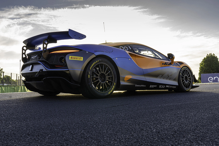 Cụ thể, McLaren Artura GT4 2023 mới được trang bị động cơ V6 twin-turbo, kết hợp cùng bộ xử lý trung tâm Bosch Motorsport ECU. Sức mạnh được truyền đến cầu sau thông qua hộp số 7 cấp với tỷ số truyền ngắn hơn "đàn anh" 570S GT4.