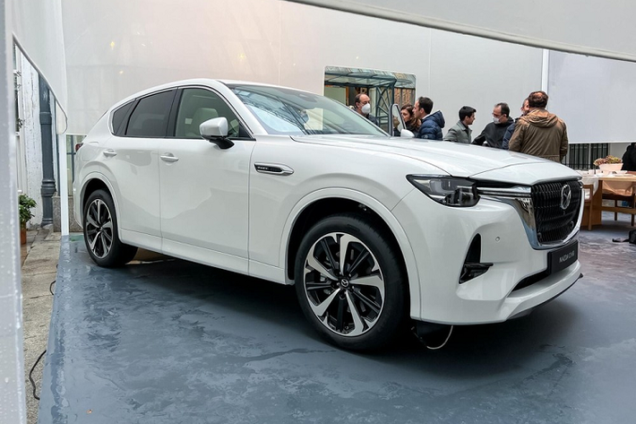 Vào hôm 8/3, Mazda đã chính thức vén màn mẫu crossover 5 chỗ hoàn toàn mới mang tên CX-60. Đến nay, Mazda CX-60 2022 mới đã được mang đến trưng bày trong sự kiện giới thiệu với giới truyền thông châu Âu. Nhờ đó, chúng ta có thể ngắm hình ảnh "bằng xương, bằng thịt" của Mazda CX-60 2022.