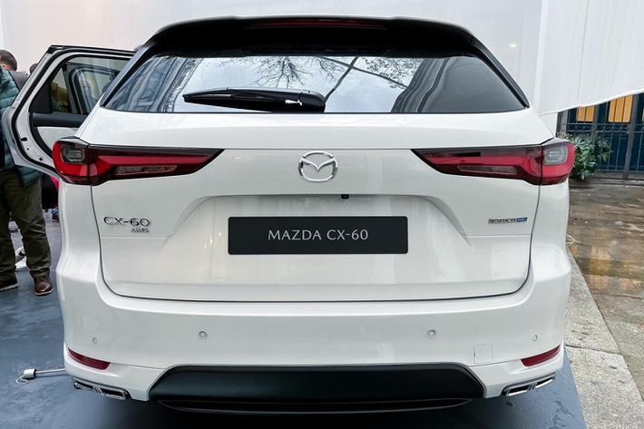 Nhờ kích thước lớn nên Mazda CX-60 2022 có thể tích khoang hành lý 570 lít hoặc 1.726 lít nếu ghế sau gập xuống. Đó là chưa kể đến ổ điện DC 12V và tính năng mở cửa cốp rảnh tay tùy chọn. Điểm nhấn cuối cùng của mẫu crossover hạng trung này là các trang bị an toàn như hệ thống See-Through View cung cấp tầm nhìn 360 độ cho người lái, hỗ trợ đổ đèo, hệ thống kiểm soát hành trình thích ứng tích hợp giới hạn tốc độ, cảnh báo va chạm khi mở cửa, phát hiện điểm mù và cảnh báo phương tiện cắt ngang khi lùi.
