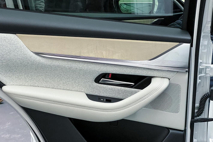 Được định vị trong phân khúc crossover cỡ trung, Mazda CX-60 2022 sở hữu chiều dài 4.745 mm, chiều rộng 1.890 mm, chiều cao 1.680 mm và chiều dài cơ sở 2.870 mm. So với đàn anh CX-5, mẫu xe này dài hơn 195 mm, rộng hơn 50 mm và chiều dài cơ sở tăng 170 mm.
