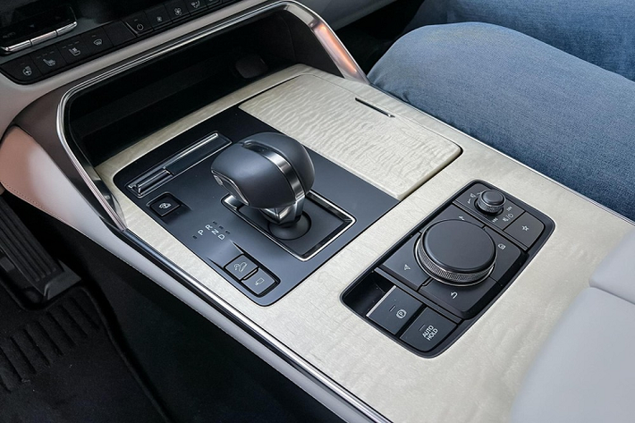 Không chỉ có kích thước khá lớn và động cơ mạnh mẽ, Mazda CX-60 2022 còn được áp dụng ngôn ngữ thiết kế Kodo tiến hóa với nắp ca-pô dài và lưới tản nhiệt đặt cao. Tùy phiên bản, xe sẽ đi kèm mắt lưới tản nhiệt hình chữ nhật hoặc dạng vạch kẻ nằm ngang.