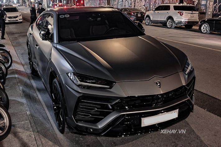 Đây chính là một trong số sáu sắc độ xám nhám trong bảng màu cơ bản thuộc mục Ad Personam mà Lamborghini cho phép người mua xe lựa chọn cá nhân hóa. Màu sắc xám nhám trên chiếc Lamborghini Urus tại Hà Nội này có tên gọi là Grigio Keres Matt. Bên cạnh màu sơn ngoại thất độc đáo, xe còn được trang bị bộ mâm 5 chấu kép được sơn màu đen bóng khỏe khoắn mang tên Taigete có kích thước lên tới 23 inch, giúp tổng thể siêu SUV thêm hầm hố và cá tính.