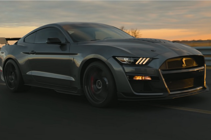 Nguyên bản chiếc Ford Mustang Shelby GT500 mới được trang bị động cơ siêu nạp V8 5.2L mạnh 760 mã lực và 847 Nm momen xoắn. Đây là một trong những mẫu xe cơ bắp có hiệu suất tốt nhất trên thị trường hiện nay. Thế nhưng khi “qua tay” Hennessey, hiệu suất của Mustang Shelby GT500 tiếp tục được nâng lên một tầm cao mới.
