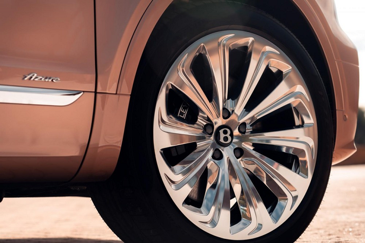 Ngoài nội thất, Bentley Bentayga EWB còn có một số đặc điểm nhận dạng ở ngoại thất như cửa sau dài hơn và lưới tản nhiệt với những nan nằm dọc giống Flying Spur. Bộ vành hợp kim 22 inch bóng. Xe sở hữu động cơ xăng V8, tăng áp, dung tích 4.0L, sản sinh công suất tối đa 542 mã lực và mô-men xoắn cực đại 770 Nm. Nhờ đó, xe có thể tăng tốc từ 0-100 km/h trong 4,6 giây và đạt vận tốc tối đa 290 km/h.