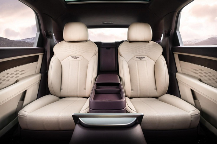 Theo hãng Bentley, đây là loại ghế tiên tiến nhất từng được trang bị cho một mẫu xe. Hành khách có thể chỉnh ghế này như ngả 40 độ để biến thành chiếc giường thông qua màn hình trung tâm phía sau. Ngoài ra, hành khách cũng có thể tháo màn hình này ra để sử dụng như máy tính bảng cầm tay.