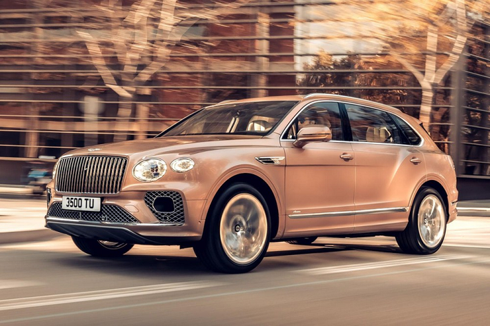 Vào hồi năm 2020, hãng Bentley đã chính thức khai tử mẫu sedan siêu sang cỡ lớn Mulsanne. Mãi đến nay, khoảng trống mà Mulsanne để lại mới được lấp đầy bằng tân binh Bentley Bentayga EWB 2022 mới phiên bản trục cơ sở dài Extended Wheelbase (EWB).