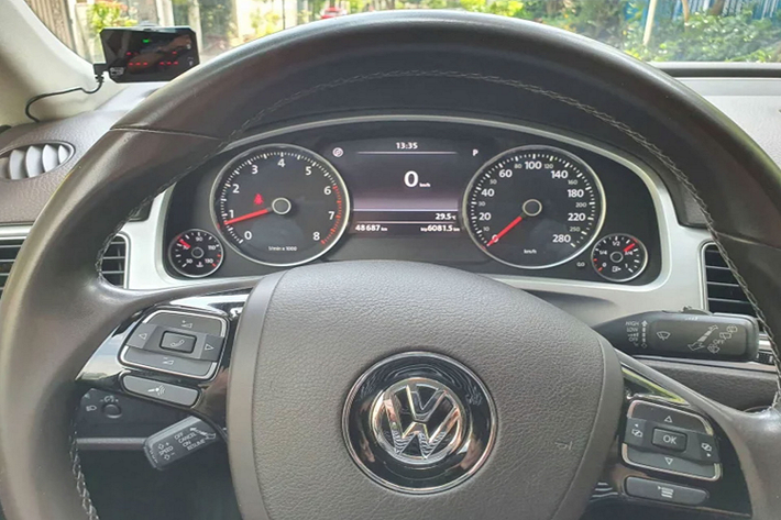 Có thể nói, Volkwagen Touareg là một chiếc SUV tiệm cận xe sang. Dòng xe SUV này mang kiểu dáng thiết kế thanh lịch, sẽ rất phù hợp với đối tượng khách hàng ở độ tuổi trung niên.