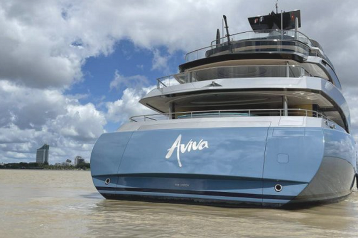 Siêu du thuyền Aviva 3200 tỷ đồng này là một trong những khối tài sản mà vị tỉ phú người Anh vô cùng ưa thích khi ông thường xuyên sử dụng phương tiện này để đi du ngoạn khắp nơi trên thế giới. "Aviva vừa là văn phòng, vừa là ngôi nhà của tôi phần lớn thời gian trong năm. Làm việc tại đây rất thư giãn vì Aviva có thể tới bất cứ đâu trên thế giới", tỷ phú người Anh khẳng định.