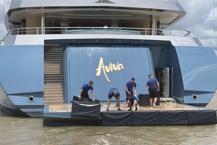 Siêu du thuyền Aviva được hạ thủy tháng 1/2017, vận tốc tối đa đạt 20 hải lý/h (37km/h), vận tốc hành trình tối ưu là 14 hải lý/h (26km/h). Để sở hữu Aviva, Joe Lewis đã phải chi ra số tiền lên tới 150 triệu USD (khoảng 3.200 tỷ đồng).