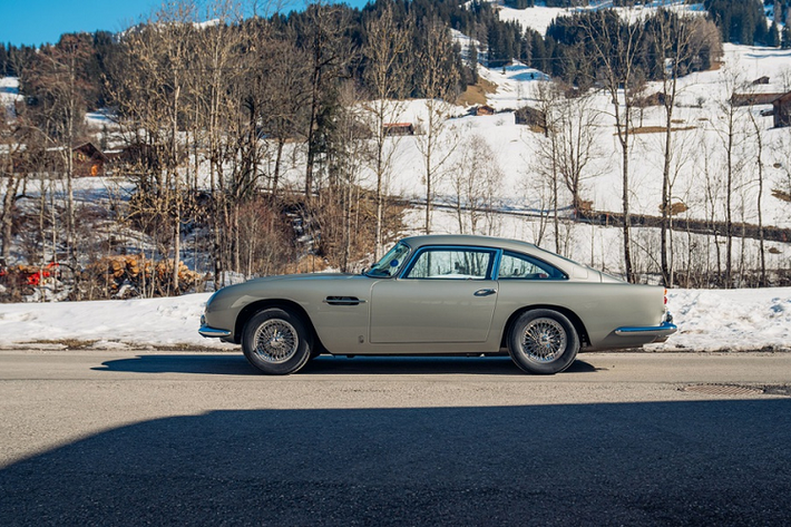 Aston Martin DB5 là một trong những mẫu xe nổi tiếng toàn cầu nhờ vào loạt phim đình đám James Bond 007. Nhiều chiếc DB5 từng xuất hiện trong những cảnh phim đã được mua với số tiền hàng triệu USD.