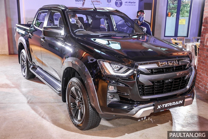 Điểm nhấn của Isuzu D-Max X-Terrain 2022 phần lớn đều tập trung bên trong xe. Theo đó, mẫu xe bán tải này được trang bị camera 360 độ mới, cho phép người lái quan sát xung quanh xe. Trang bị này được coi là rất hữu dụng với một mẫu xe có kích thước lớn như Isuzu D-Max X-Terrain 2022.