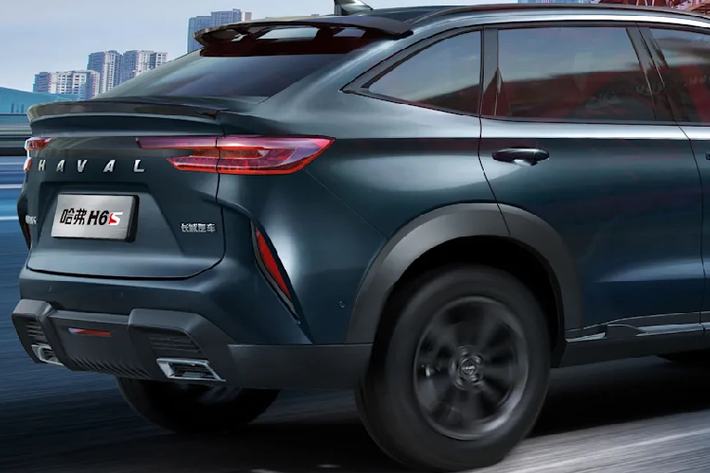 Chưa hết, Haval H6 GT 2022 còn có những trang bị an toàn chủ động ADAS, bao gồm hệ thống kiểm soát hành trình thích ứng tích hợp Stop & Go, phanh khẩn cấp tự động đi kèm tính năng phát hiện người đi bộ/người đạp xe, hỗ trợ đưa xe vào giữa làn đường, phát hiện điểm mù, cảnh báo phương tiện cắt ngang khi lùi và camera 360 độ.