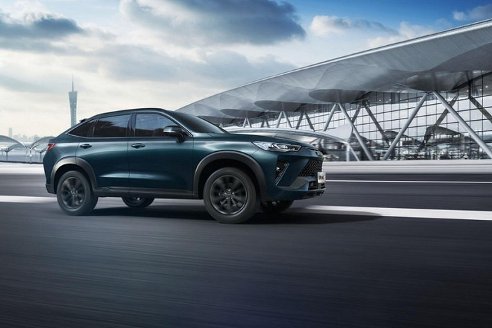 Được gọi bằng cái tên H6S tại Trung Quốc, Haval H6 GT 2022 dành cho xứ sở kangaroo không chỉ thay đổi ở thiết kế đuôi xe so với H6 thông thường. Thay vào đó, hãng Haval còn thay đổi cả tỷ lệ kích thước của mẫu xe này. Cụ thể, Haval H6 GT 2022 sở hữu chiều dài 4.727 mm, chiều rộng 1.940 mm, chiều cao 1.729 mm và chiều dài cơ sở 2.738 mm.