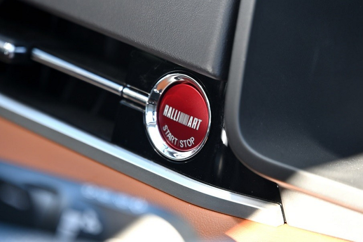 "Trái tim" của Mitsubishi Outlander Ralliart Style là hệ truyền động plug-in hybrid giống Outlander PHEV 2022 giúp xe tiết kiệm nhiên liệu hơn.