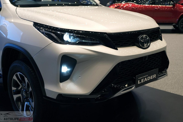 Khác với 2 phiên bản Legender và GR Sport, mẫu xe SUV Toyota Fortuner Leader 2023 đã được nâng cấp ở ngoại hình. Điều thú vị là mẫu xe này được bổ sung thiết kế đầu xe mới, giống với Toyota Fortuner Legender 2023. Điều này có thể khiến người dùng nhầm lẫn giữa 2 phiên bản của xe.