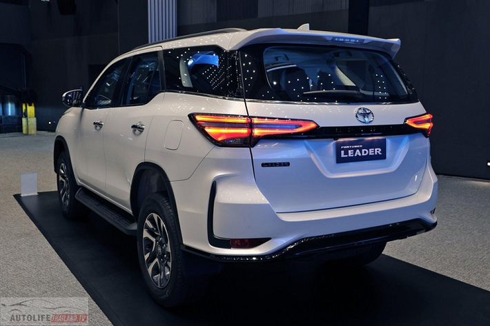 Khi mua mẫu xe này, khách hàng Thái Lan có thể chọn 1 trong 3 bản trang bị là G 6AT 4×2, V 6AT 4×2 và V 6AT 4×4. Giá xe Toyota Fortuner phiên bản Leader mới dao động từ 1,371 - 1,56 triệu Baht (khoảng 888 triệu đến 1,01 tỷ đồng). So với phiên bản cũ, xe tăng giá 20.000 Baht (13 triệu đồng).