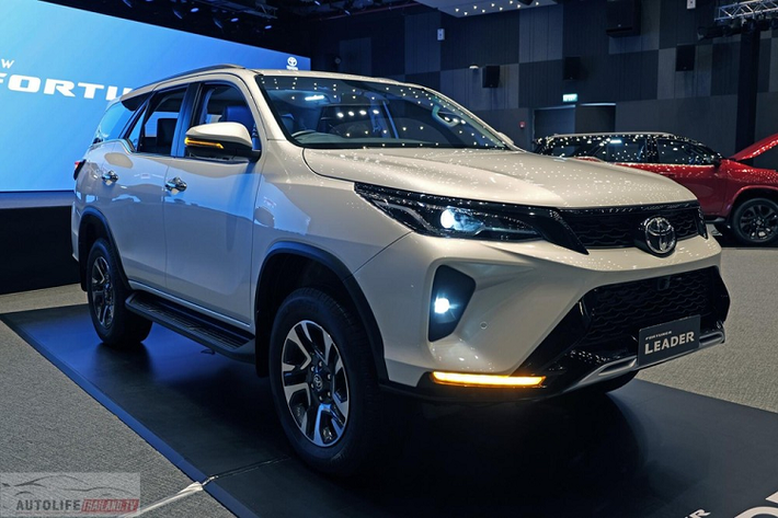 Bên trong Toyota Fortuner Leader 2023 là nội thất bọc da màu đen, đi kèm vô lăng chỉnh 4 hướng, ghế trước chỉnh điện 6 hướng...Màn hình màu đa thông tin 4,2 inch trong bảng đồng hồ. Màn hình cảm ứng 8 inch, hỗ trợ Apple CarPlay/Android Auto.