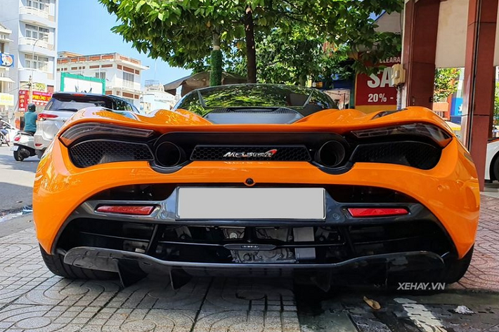 Một trong số đó chính là bộ mâm HRE P1SC màu đen làm bằng nhôm nguyên khối có giá 10.000 USD (tương đương khoảng 231 triệu đồng), tuy nhiên, hiện tại xe đã đổi sang mâm màu bạc.