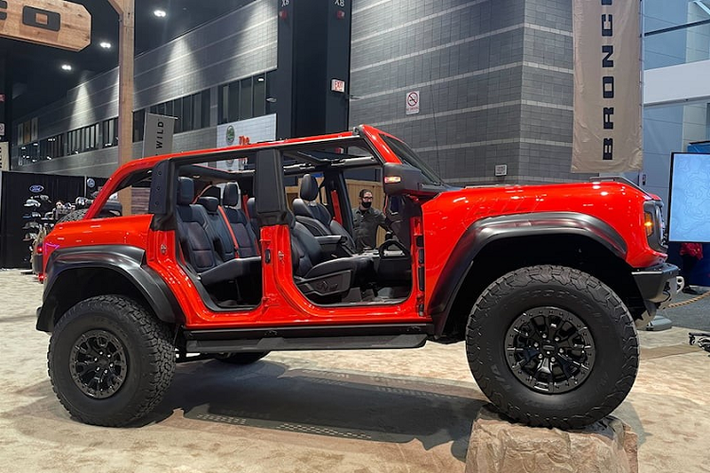 Ngoài động cơ mạnh hơn, Ford Bronco Raptor 2022 còn tạo điểm nhấn khác biệt với bản thường bằng gói Sasquatch Package tùy chọn. Gói này cung cấp hệ thống treo Raptor HOSS 4.0, khung bằng thép cường độ cao và lốp chạy toàn địa hình với kích thước lên đến 37 inch (khoảng 940 mm) cho xe. Nếu muốn, khách hàng có thể chi thêm tiền cho bộ vành la-zăng do bộ phận Ford Performance phát triển.
