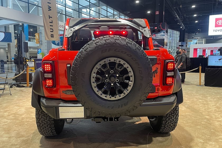 Lấy cảm hứng từ xe đua địa hình Ultra4 Racing, bộ phận Ford Performance đã nâng cấp cầu cứng phía sau của Bronco Raptor mới lên loại Dana 50 Heavy-Duty AdvanTEK với vòng răng trong 235 mm. Trong khi đó, cầu trước là loại Dana 44 AdvanTEK với trục truyền động nâng cấp