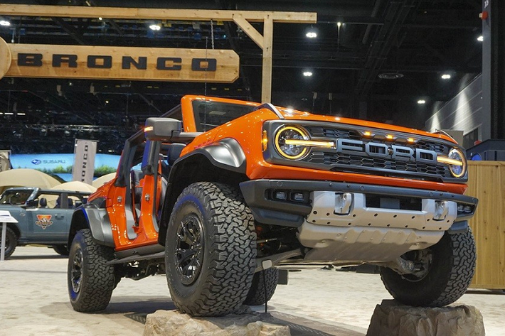 Sau khi chính thức trình làng vào hồi cuối tháng 1 vừa qua, Ford Bronco Raptor đã lần đầu tiên xuất hiện trước công chúng trong triển lãm Ô tô Chicago 2022 hiện đang diễn ra tại Mỹ. Nhờ đó, chúng ta có thể chiêm ngưỡng thiết kế của Ford Bronco Raptor 2022 mới qua hình ảnh thực tế.