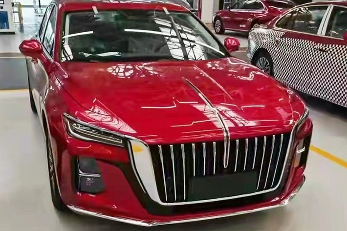 Hồng Kỳ (Hongqi) H5 là dòng sedan cỡ trung đã được bày bán tại thị trường Trung Quốc từ năm 2017 đến nay. Sau 5 năm có mặt trên thị trường, mẫu sedan từng được phát triển dựa trên cơ sở gầm bệ của Mazda6 này chuẩn bị bước sang thế hệ mới. Những hình ảnh rò rỉ của Hồng Kỳ H5 2022 mới đã chứng tỏ điều đó.