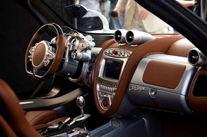 Không chỉ dạng xe trưng bày, chiếc siêu xe triệu đô Pagani Huayra Codalunga này cũng được mang ra chạy và đã thu hút không ít sự quan tâm của giới mê xe.
