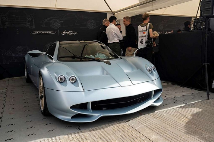 Dù cùng kích thước với Pagani Huayra của Minh "Nhựa" nhưng phần đầu xe Codalunga được sửa đổi nhẹ ở diện mạo nhận diện thương hiệu và đột phá nhất phải là đuôi xe với toàn bộ phần đuôi là kiểu nắp sau phủ trên diện tích 3,7 m2.