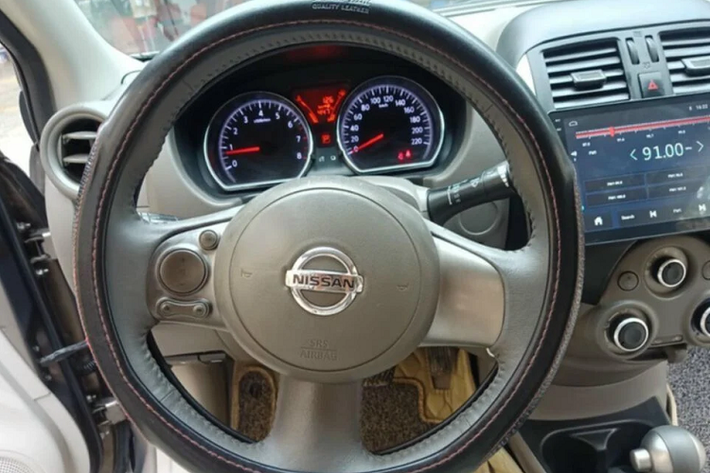 Người mới lái không mất nhiều thời gian làm quen với các hệ thống điều hoà, giải trí trên xe. Xe còn có cửa gió điều hoà, tựa để tay trung tâm cho hàng ghế hai.