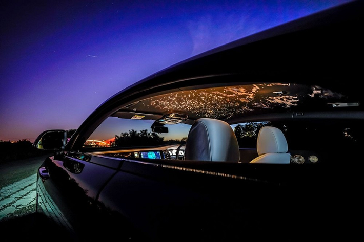 Chưa hết, táp-lô của Rolls-Royce Wraith Eagle VIII còn tái hiện lái khung cảnh từ trên máy bay nhìn xuống với quang cảnh đầy ánh sáng của ở thời điểm hiện tại, các kỹ sư của hãng xe Rolls-Royce đã sử dụng gỗ bạch đàn hun khói, sau đó phủ lên đó một lớp vàng trước khi dát bạc và đồng ở mặt trên để tạo ra chi tiết này.
