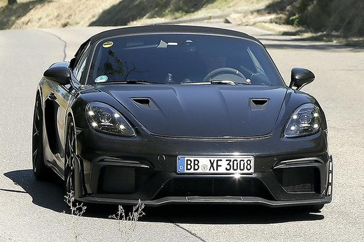 Vào hồi tháng 2/2022, Giám đốc điều hành của Porsche đã hé lộ một mẫu xe thể thao mới sắp được trình làng. Thời điểm đó, giới mộ điệu dự đoán rằng đó có thể là một chiếc Porsche 718 Cayman GT4 RS mới.