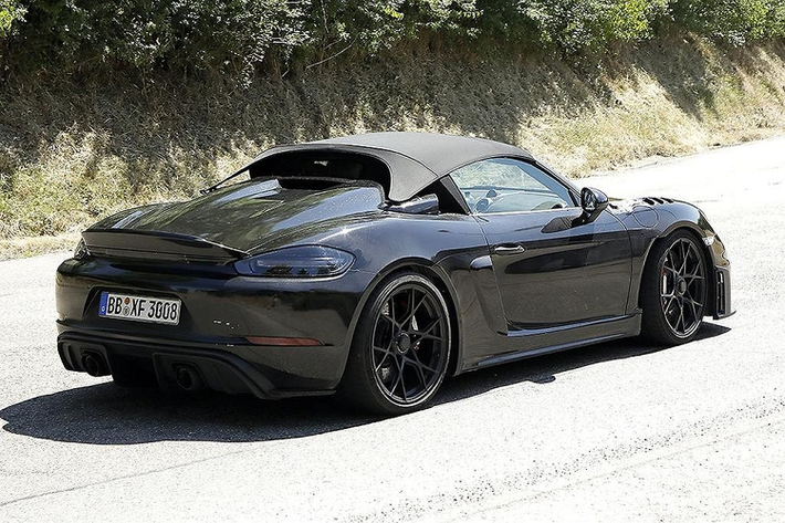 Mới đây nhất, các tay săn ảnh lại bắt gặp Porsche 718 Boxster Spyder RS 2023 mới đi chạy thử nghiệm trên đường phố tại Đức với không một lớp nguỵ trang. Qua hình ảnh nguyên mẫu có thể thấy “ngựa chiến” được thiết kế đậm tính khí động học.