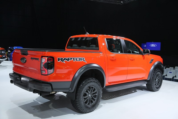 Cũng như Ranger thế hệ mới, Ford Ranger Raptor 2022 đã tăng đáng kể về kích thước. Cụ thể, kích thước của mẫu xe bán tải này bao gồm chiều dài 5.360 mm, chiều rộng 2.028 mm, chiều cao 1.926 mm và chiều dài cơ sở 3.270 mm. So với thế hệ cũ, xe dài hơn 16 mm, rộng hơn 7 mm, cao hơn 53 mm và chiều dài cơ sở tăng 50 mm. Tại thị trường Thái Lan, giá xe Ford Ranger Raptor 2022 là 1,869 triệu Baht (khoảng 1,27 tỷ đồng).