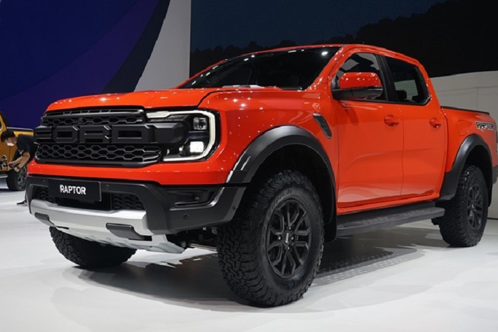 Ngoài ra, phiên bản hiệu suất cao của Ford Ranger 2022 còn có hộp số phụ 2 cấp điều khiển điện tử và khóa vi sai trên cả hai cầu. Người điều khiển Ford Ranger Raptor 2022 có thể chọn 1 trong 7 chế độ lái, bao gồm Normal, Sport, Slippery, Rock Crawl, Mud/Ruts, Sand và Baja.