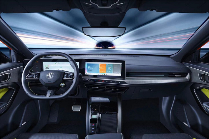 Bên sườn, MG One 2022 được trang bị nóc dốc dần về phía sau theo phong cách xe coupe. Trong khi đó, phía sau xe là cụm đèn hậu đèn hậu nằm ngang, ăn sâu vào cửa cốp, 2 đầu ống xả giả mạ crôm, bộ khuếch tán gió giả dưới cản sau và cánh gió mui.