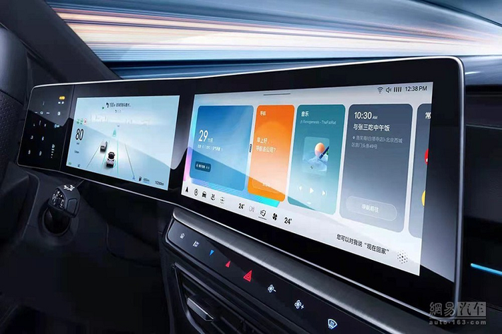 Bước vào bên trong MG One 2022, người lái sẽ thấy cách phối màu tương phản trẻ trung và nổi bật. Tuy nhiên, điểm nhấn nổi bật nhất lại là màn hình cong với kích thước 30 inch trên mặt táp-lô. Chi tiết này là sự kết hợp của 3 màn hình khác nhau nhưng đều hướng về phía người lái. Màn hình ở bên trái dùng để chỉnh đèn trong khi màn hình LCD ở giữa đóng vai trò là bảng đồng hồ kỹ thuật số. Màn hình bên phải là của hệ thống thông tin giải trí.