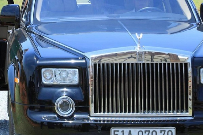 Sau khi đã mua về 2 chiếc xe siêu sang Mercedes-Maybach S650 Pullman để sử dụng, gia đình ông Bùi Thành Nhơn đã điều chiếc xe siêu sang Rolls-Royce Phantom biển cặp thần tài lớn cùng 1 số siêu xe hay xe siêu sang khác làm xe chở các khách VIP đến tham quan địa điểm du lịch của tập đoàn Nova Group.