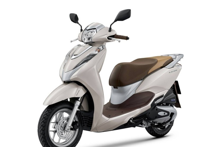 Sau khi chính thức ra mắt thị trường Việt Nam vào tháng 12/2021, mẫu xe ga Honda Lead 2022 mới tiếp tục được giới thiệu tại thị trường Thái Lan với giá khởi điểm 58.500 Baht, tương đương khoảng 39,5 triệu đồng.