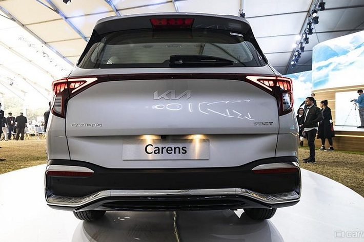 Chiều cao gầm của Kia Carens 2022 cũng chỉ đạt 195 mm, thấp hơn Mitsubishi Xpander. Điểm nhấn của Carens 2022 chính là thiết kế ngoại thất khá táo bạo nhờ ngôn ngữ Opposites United mới của hãng Kia. Cụ thể, xe được trang bị đèn pha, đèn hậu, đèn sương mù và dải đèn định vị ban ngày dạng LED hiện đại. Bên cạnh đó là những chi tiết mạ crôm xuất hiện khắp nơi, vành hợp kim 16 inch, sơn phối 2 màu thể thao, và nẹp thân xe theo phong cách SUV.