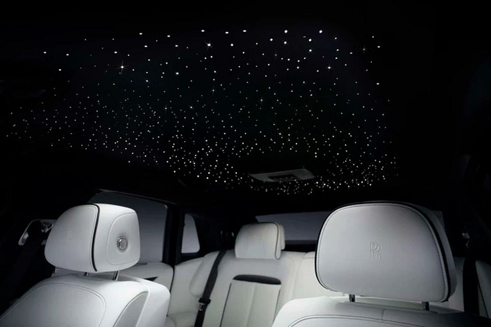 Nói về sự ra đời của trần xe mô phỏng bầu trời sao - Starlight Headliner trên xe Rolls-Royce. Từ đầu, đây là trang bị được một khách hàng yêu cầu thương hiệu Anh quốc làm riêng do họ mẫn cảm với ánh sáng.
