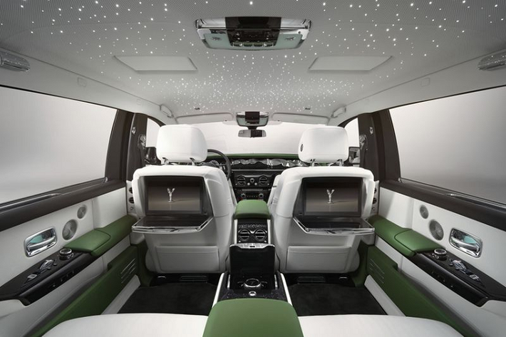 Bầu trời sao trên xe Rolls-Royce đều được lắp ráp thủ công và “đo ni đóng giày” đến từng chi tiết nhỏ. Giờ Rolls-Royce có thể tái dựng bất cứ chòm sao nào trên bầu trời, hay đơn giản hơn là tạo hình gia huy/tên gọi người dùng. Thậm chí là có thể trang bị chúng lên cửa thay vì trần.