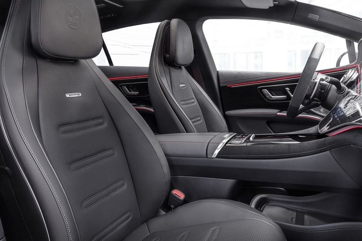 Tại thị trường Mỹ, Mercedes-AMG EQS có hai bản trang bị là Exclusive và Pinnacle. Cả hai bản trang bị đều sở hữu: hệ thống ba màn hình thông tin giải trí MBUX Hyperscreen 56 inch, màn hình hiển thị thực tế tăng cường với đồ họa đặc biệt từ AMG và gói hỗ trợ lái xe nâng cao ADAS. Tiếp đến là nội thất bọc da, hệ thống ghế ngồi tích hợp các tính năng sưởi/làm mát/massage và tựa đầu, âm thanh vòm Burmester.