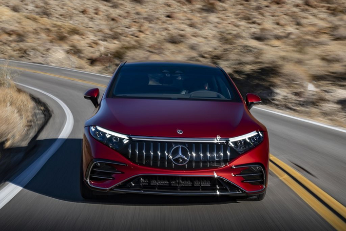 Mercedes đã cho ra mắt EQS tại Triển lãm Ô tô Munich với tư cách là mẫu xe điện đầu tiên đeo huy hiệu AMG vào hồi tháng 10 năm ngoái. Sau hai tháng, giá xe Mercedes-AMG EQS 53 tại thị trường Anh đã công bố với mức khởi điểm từ 154.995 bảng Anh (khoảng 4,76 tỷ đồng).