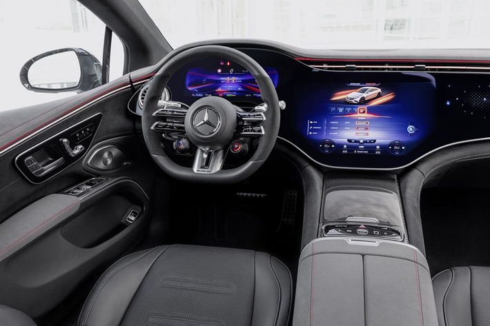 Khi được nâng cấp với gói trang bị AMG Performance Package trị giá 8.995 bảng Anh, sức mạnh của EQS 53 sẽ tăng lên 751 mã lực và 1.020 Nm momen xoắn. Khả năng tăng tốc từ 0 - 100 km/h cũng ấn tượng hơn với chỉ 3,4 giây, trong khi vận tốc tối đa là 249 km/h. Với bộ pin 107,8 kWh, phạm vi hoạt động của Mercedes-AMG EQS 53 được công bố là 358 dặm (~ 576 km) theo chu trình thử nghiệm WLTP.
