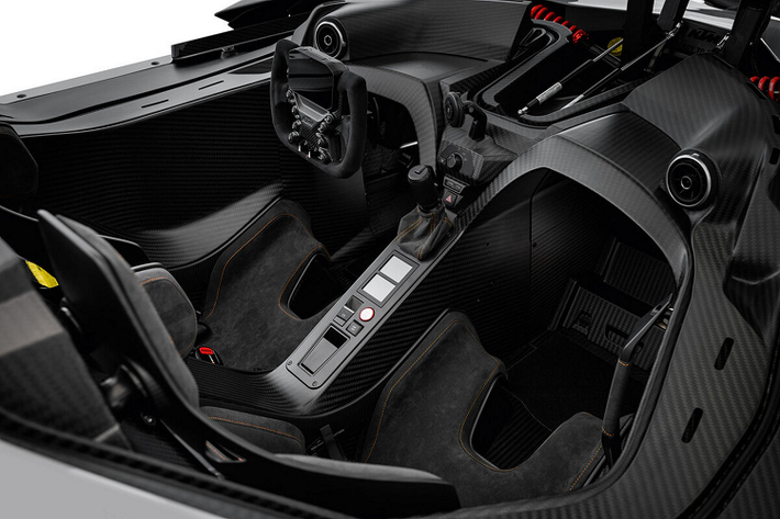 X-Bow GT-XR được trang bị tiêu chuẩn mâm thể thao OZ Racing với kích thước 19 inch ở cầu trước và 20 inch ở cầu sau. Hệ thống treo Sachs có thể thay đổi được chiều cao. Hệ thống phanh gồm đĩa bằng chất liệu carbon-ceramic và kẹp phanh nguyên khối siêu nhẹ với 8 piston, đi kèm tùy chọn khóa trung tâm.