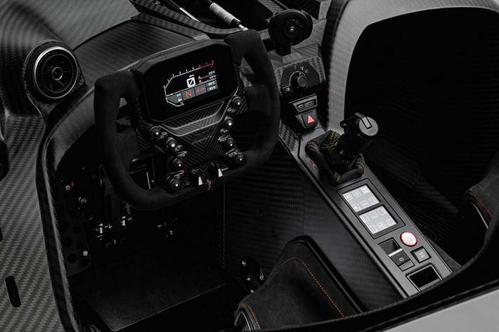KTM X-Bow GT-XR trang bị hệ dẫn động cầu sau, tích hợp vi sai điện tử chống trượt. Xe có khả năng tăng tốc 0-100 km/h chỉ trong 3,4 giây, trước khi đạt vận tốc tối đa 280 km/h